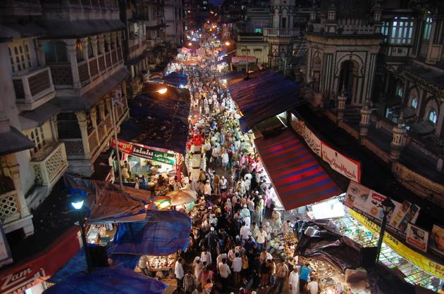Going to Bhendi Bazaar at Ramzan is a rite of passage for anyone living in Mumbai. It’s here that most Mumbaiites eat their first malpua, served with lashings of rabri, and their first roasted bater or quail.(HT File Photo)
