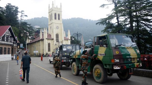 Army tankers used to supply water in Shimla on Saturday. (Deepak Sansta/HT) Army tankers used to supply water in Shimla on Saturday. (Deepak Sansta/HT)
