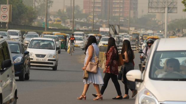 During a hot summer day, women are seen crossing the Delhi - Gurugram expressway, possibly looking for some form of public transport. (Parveen Kumar / HT Photo) During a hot summer day, women are seen crossing the Delhi - Gurugram expressway, possibly looking for some form of public transport. (Parveen Kumar / HT Photo)