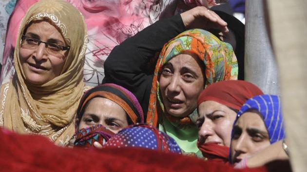 Women mourn the death of Kaiser Ameen at his funeral procession in Srinagar on Saturday. (Waseem Andrabi/HT Photo) Women mourn the death of Kaiser Ameen at his funeral procession in Srinagar on Saturday. (Waseem Andrabi/HT Photo)