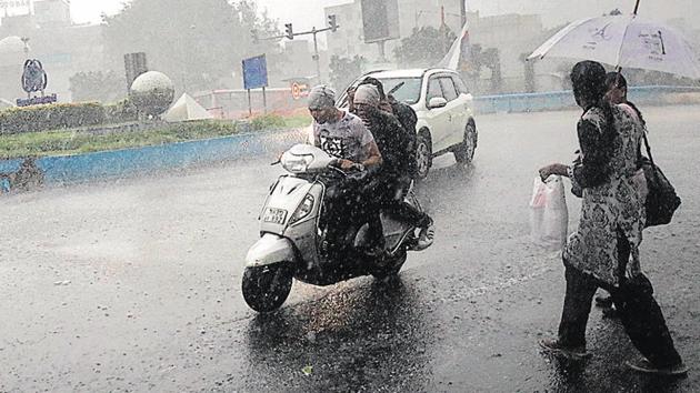 The pre-monsoon showers caught pedestrians and motorists off guard at PCMC and many had to go home drenched in the rain after work.(HT PHOTO)