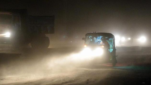 File photo of an auto rickshaw on a road during a dust storm in Mathura on May 2.(AFP Photo)