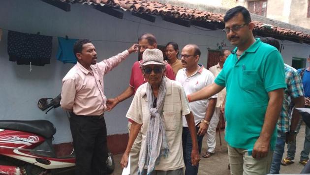 Police arrest self-styled 'Kolhan Independent Estate' owner Ramo Birua on sedition charges from Chaibasa on Saturday.(HT Photo)