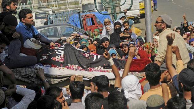 People carry the body of Kaiser Ahmad during his funeral procession in downtown Srinagar on June 2. (Waseem Andrabi/ HT Photo) People carry the body of Kaiser Ahmad during his funeral procession in downtown Srinagar on June 2. (Waseem Andrabi/ HT Photo)