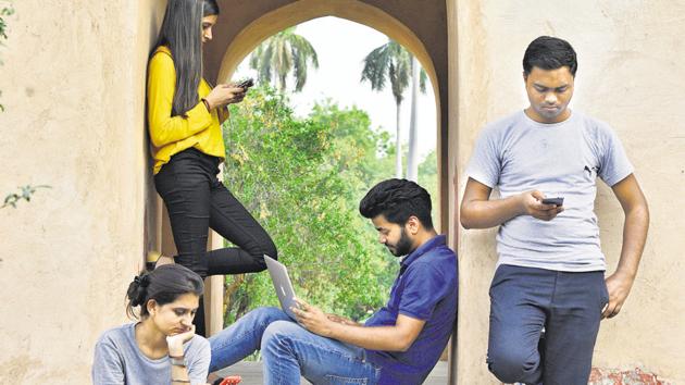 More people are communicating with known and unknown people today than in the past, say researchers. But has this online discourse enriched the traditional wayside and drawing room conversations?(Anushree Fadnavis/Hindustan Times)