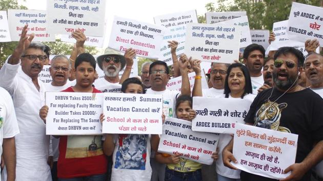 Ardee City residents protest against Haryana government demanding improvement in electricity supply, in Gurugram, on June 2, 2018. (Yogendra Kumar/ Hindustan Times) Ardee City residents protest against Haryana government demanding improvement in electricity supply, in Gurugram, on June 2, 2018. (Yogendra Kumar/ Hindustan Times)