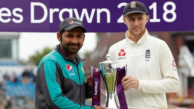 England's Joe Root and Pakistan's Sarfraz Ahmed pose with the trophy after the series was drawn in Leeds on Sunday.(Action Images via Reuters)