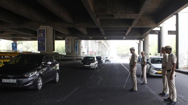 Gururgram Police on high alert at MG Road, after on three separate instances, thieves broke into three cars and stole laptops, cash and valuables worth ₹5 lakh from posh areas, in Gurugram, India, on Sunday, June 3, 2018. (Yogendra Kumar/HT PHOTO) Gururgram Police on high alert at MG Road, after on three separate instances, thieves broke into three cars and stole laptops, cash and valuables worth ₹5 lakh from posh areas, in Gurugram, India, on Sunday, June 3, 2018. (Yogendra Kumar/HT PHOTO)
