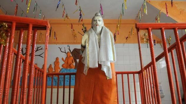 The statue of Guru Dronacharya at a temple at Gurugram's Subhash Nagar.(Parveen Kumar/HT Photo)