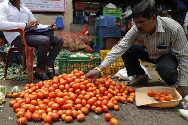 The situation has gotten so bad this year that for the first time in living memory, India was in danger of seeing farm riots in various areas of Nashik district, between farmers and their workers.(HT File)