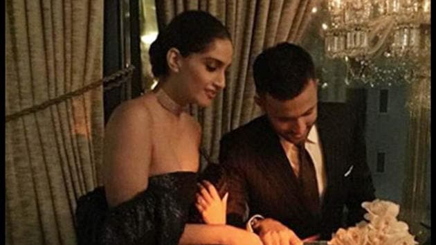 Sonam Kapoor and Anand Ahuja cut a cake at the party.(Instagram) Sonam Kapoor and Anand Ahuja cut a cake at the party.(Instagram)
