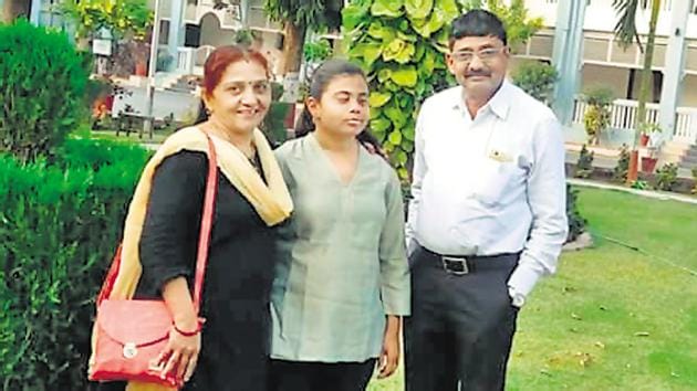 Pranjali Patil (centre) with her parents(Ht Photo)