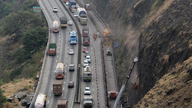 Pune, India - Jan. 16, 2018: Work of putting safety nets on Mumbai Pune Express Way in Pune, India, on Tuesday, January 16, 2018. (Photo by Pratham Gokhale/Hindustan Times) (HT FILE PHOTO) Pune, India - Jan. 16, 2018: Work of putting safety nets on Mumbai Pune Express Way in Pune, India, on Tuesday, January 16, 2018. (Photo by Pratham Gokhale/Hindustan Times) (HT FILE PHOTO)