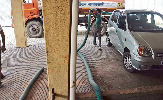 Residents spend almost s 1 crore on tankers to meet their daily water needs.(Shankar Narayan/HT PHOTO)