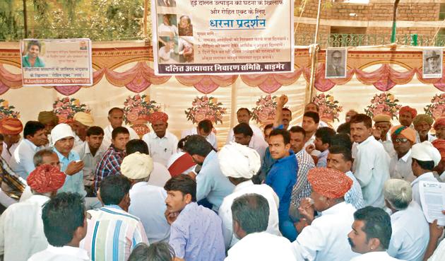 Dalits protest outside the Barmer collectorate in Rajasthan against the Supreme Court ruling that allegedly diluted the SC/ST (Prevention of Atrocities) Act.(HT File Photo)
