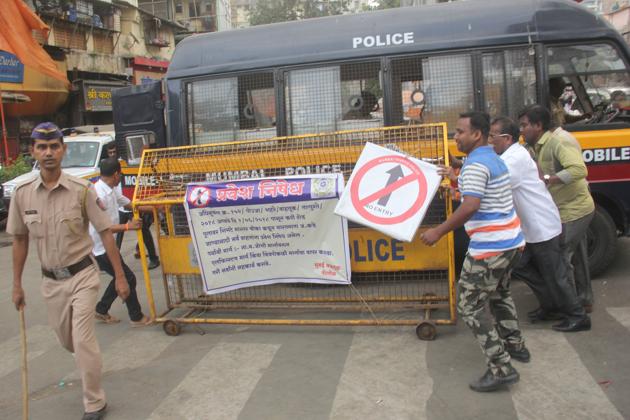 Local Shiv Sena activists oppose the one-way plan. (Bhushan Koyande/HT Photo) Local Shiv Sena activists oppose the one-way plan. (Bhushan Koyande/HT Photo)