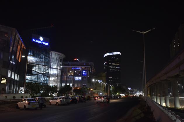 Reality check of night patrolling by police at sensitive spots, where many cases of theft from cars have been reported near South Point Mall at Golf Course road, in Gurugram, June 3, 2018. (Sanjeev Verma/HT Photo) Reality check of night patrolling by police at sensitive spots, where many cases of theft from cars have been reported near South Point Mall at Golf Course road, in Gurugram, June 3, 2018. (Sanjeev Verma/HT Photo)