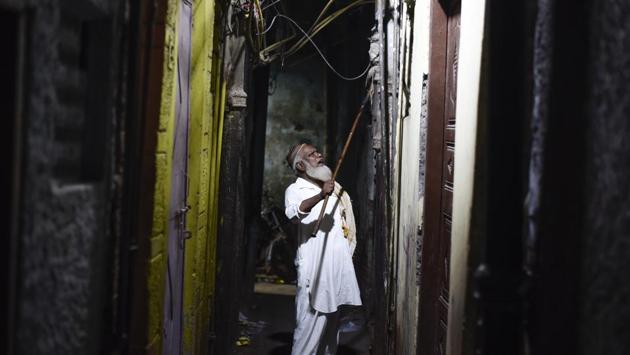 Wearing a white pathani suit, skull cap and a keffiyeh spread across his left shoulder Peer ji limps to each structure, carrying a wooden stick which he lifts to bang on the doors. “Rozedarooo, uth jao (Those fasting, awake),” his hoarse call ringing out. (Burhaan Kinu / HT Photo) Wearing a white pathani suit, skull cap and a keffiyeh spread across his left shoulder Peer ji limps to each structure, carrying a wooden stick which he lifts to bang on the doors. “Rozedarooo, uth jao (Those fasting, awake),” his hoarse call ringing out. (Burhaan Kinu / HT Photo)