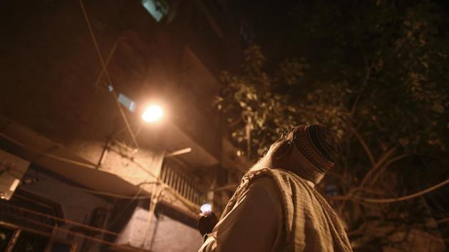 There’s no competition today, compared to 40 years ago, when Peer ji first began to volunteer for the task. Every Muslim neighbourhood would have one man designated for this duty. There are, at present, only three left in Old Delhi. At night, he would also encounter groups of hymn singers carrying lanterns; each group visiting a different locality each day. They too have disappeared. (Burhaan Kinu / HT Photo) There’s no competition today, compared to 40 years ago, when Peer ji first began to volunteer for the task. Every Muslim neighbourhood would have one man designated for this duty. There are, at present, only three left in Old Delhi. At night, he would also encounter groups of hymn singers carrying lanterns; each group visiting a different locality each day. They too have disappeared. (Burhaan Kinu / HT Photo)