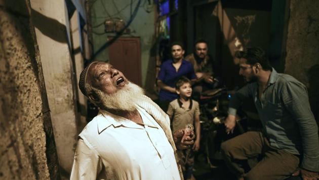 Peer ji knows the occupants of most houses by name or profession. “Doctor sahab”...“Master ji”...“Vakeel sahab,” he calls out. Standing beneath tenements in closed alleys, he positions himself in areas that are most likely to echo his call, rather than go to each house. Occasionally, a voice shouts back that he doesn’t have to be so loud. (Burhaan Kinu / HT Photo) Peer ji knows the occupants of most houses by name or profession. “Doctor sahab”...“Master ji”...“Vakeel sahab,” he calls out. Standing beneath tenements in closed alleys, he positions himself in areas that are most likely to echo his call, rather than go to each house. Occasionally, a voice shouts back that he doesn’t have to be so loud. (Burhaan Kinu / HT Photo)