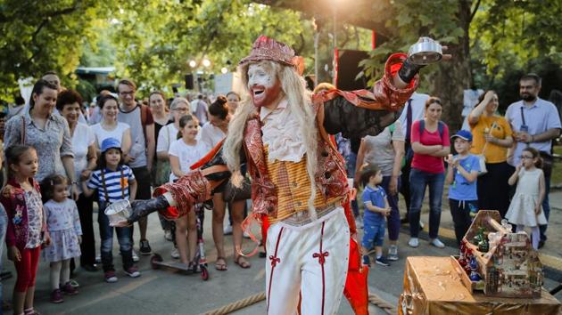 Valentin Mihalache performs his Christophe Contugi character. The living statues from Britain, Germany, Macedonia, the Netherlands, Portugal, Romania, Spain and Ukraine engaged in sudden moments of interaction with the public, often startling the spectators. (Vadim Ghirda / AP) Valentin Mihalache performs his Christophe Contugi character. The living statues from Britain, Germany, Macedonia, the Netherlands, Portugal, Romania, Spain and Ukraine engaged in sudden moments of interaction with the public, often startling the spectators. (Vadim Ghirda / AP)