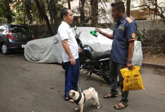 After the introduction of 2006 byelaws, BMC initiated a citywide drive in 2007 and planned to fine pet owners for letting their pets litter in pubic places and failing to pick up fater them.(HT Photo)
