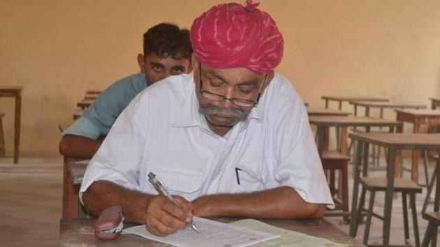 Elderly villagers appear for the class 8 examination at the Kota Open University in Barmer on Tuesday.(HT Photo) Elderly villagers appear for the class 8 examination at the Kota Open University in Barmer on Tuesday.(HT Photo)