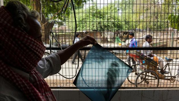 A patient suffering from breathing problems holds an X-ray of his chest at the Murari Lal Chest Hospital in Kanpur. Sunil Dahiya, senior campaigner with Greenpeace India, said that “the models available to us make it certain that hundreds of thousands of people are dying in India each year because of air pollution.” (Chandan Khanna / AFP) A patient suffering from breathing problems holds an X-ray of his chest at the Murari Lal Chest Hospital in Kanpur. Sunil Dahiya, senior campaigner with Greenpeace India, said that “the models available to us make it certain that hundreds of thousands of people are dying in India each year because of air pollution.” (Chandan Khanna / AFP)