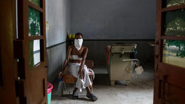 One of the thousands of patients, increasingly reaching the chest hospital, sits face covered with a handkerchief. A senior doctor at the Murari Lal Chest Hospital, Anand Kumar, said the number of patients has jumped from about 40,000 in 2015 to 64,000 last year, where more than 50% of these patients, maybe more, reporting breathing-related issues. (Chandan Khanna / AFP) One of the thousands of patients, increasingly reaching the chest hospital, sits face covered with a handkerchief. A senior doctor at the Murari Lal Chest Hospital, Anand Kumar, said the number of patients has jumped from about 40,000 in 2015 to 64,000 last year, where more than 50% of these patients, maybe more, reporting breathing-related issues. (Chandan Khanna / AFP)