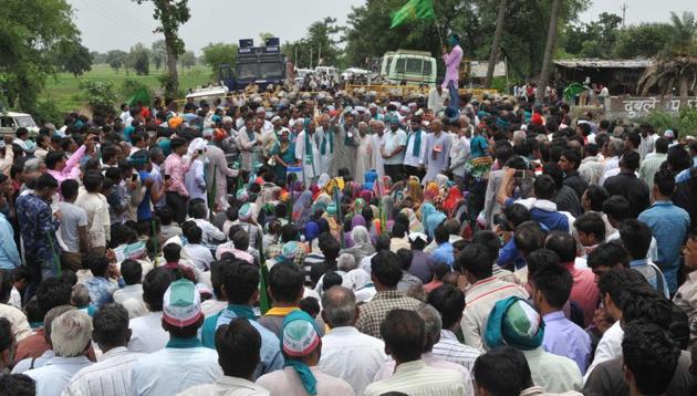 Farmers are staying put in their villages in a 10-day strike and refusing to supply milk and other essentials to the cities, leading to rise in prices of vegetables across Madhya Pradesh ahead of the first anniversary of the police firing in Mandsaur that killed six farmers. (HT File Photo) Farmers are staying put in their villages in a 10-day strike and refusing to supply milk and other essentials to the cities, leading to rise in prices of vegetables across Madhya Pradesh ahead of the first anniversary of the police firing in Mandsaur that killed six farmers. (HT File Photo)