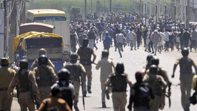 Potesters clash with security forces in downtown Srinagar on June 02, 2018.(Waseem Andrabi/HT Photo) Potesters clash with security forces in downtown Srinagar on June 02, 2018.(Waseem Andrabi/HT Photo)