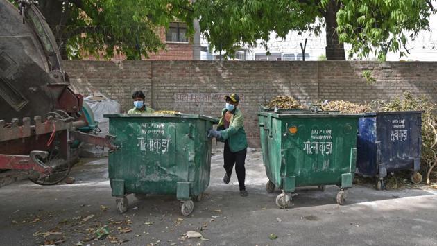 Hamid’s rickshaw and the neighbourhood garbage collection point or dhalao show that most people in the colony don’t segregate dry and wet waste. “Everything gets mixed anyway,” is the common refrain. At the collection point, municipal trash carts for wet and dry waste overflow with mixed trash. (Anushree Fadnavis / HT Photo)