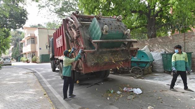 Around 96% of the plastic waste generated in India is recyclable, according to the Central Pollution Control Board, but it’s rarely segregated at the household. Despite the wet and dry waste bins at the Pandara road collection point for instance, when the single compartment garbage truck arrives, everything is dumped together. (Anushree Fadnavis / HT Photo)