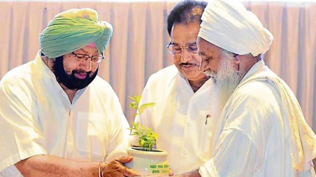 Punjab CM Capt Amarinder Singh and environment minister OP Soni presenting sandal saplings to environmentalist Baba Sewa Singh at a World Environment Day event in Mohali on Tuesday. (Anil Dayal/HT) Punjab CM Capt Amarinder Singh and environment minister OP Soni presenting sandal saplings to environmentalist Baba Sewa Singh at a World Environment Day event in Mohali on Tuesday. (Anil Dayal/HT)