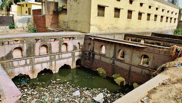 The Indian National Trust for Art and Cultural Heritage (INTACH) had in 2000 listed the Badshahpur Baoli as a heritage structure and told the government that it was an important monument which needs to be protected.(Parveen Kumar/HT Photo)