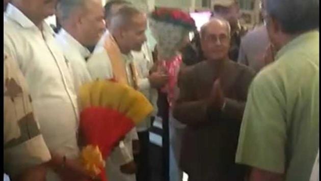 Former President Pranab Mukherjee being greeted by RSS functionaries upon his arrival at Nagpur. (HT Photo) Former President Pranab Mukherjee being greeted by RSS functionaries upon his arrival at Nagpur. (HT Photo)