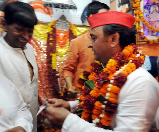 Samajwadi Party chief Akhilesh Yadav at a Hanuman temple in Lucknow. (HT Photo) Samajwadi Party chief Akhilesh Yadav at a Hanuman temple in Lucknow. (HT Photo)