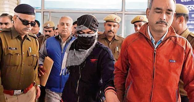 CBI officials produce the accused in the murder case before the Juvenile Justice Board.(HT file photo) CBI officials produce the accused in the murder case before the Juvenile Justice Board.(HT file photo)