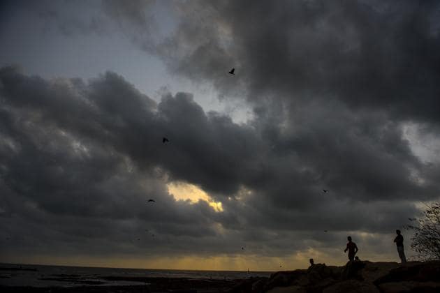 Officials now say the southwest monsoon may arrive in Mumbai by June 9 or 10.(Satish Bate/HT Photo)