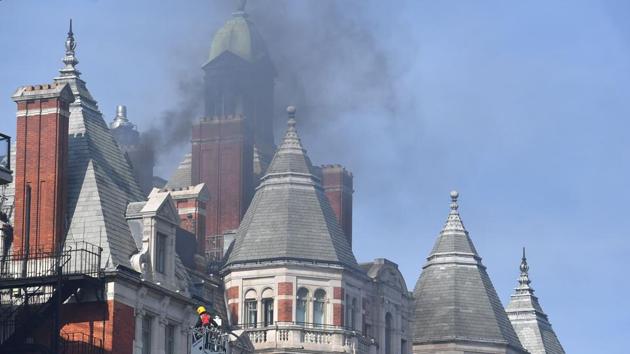 Firefighters tackle a blaze at the Mandarin Oriental hotel in central London on June 6, 2018. (AFP Photo) Firefighters tackle a blaze at the Mandarin Oriental hotel in central London on June 6, 2018. (AFP Photo)
