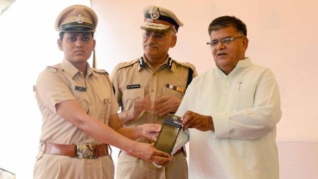 Home minister Gulab Chand Kataria hands over e-challan device to traffic police officials in Jaipur on Wednesday. (HT Photo) Home minister Gulab Chand Kataria hands over e-challan device to traffic police officials in Jaipur on Wednesday. (HT Photo)