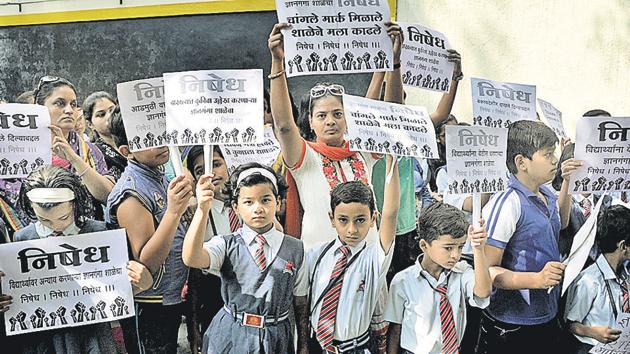 Parents of 150 students, who were expelled by a Pune-based school citing non-payment of fees, met the education department officials requesting them to issue a notice to the school ordering the renewal of admissions. (HINDUSTAN TIMES PHOTO) Parents of 150 students, who were expelled by a Pune-based school citing non-payment of fees, met the education department officials requesting them to issue a notice to the school ordering the renewal of admissions. (HINDUSTAN TIMES PHOTO)