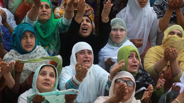Devotees pray as the head priest displays a holy relic believed to be the hair from the beard of Prophet Muhammad, on the death anniversary of Hazrat Ali, at Hazratbal Shrine, in Srinagar, Jammu and Kashmir. (Waseem Andrabi / HT Photo) Devotees pray as the head priest displays a holy relic believed to be the hair from the beard of Prophet Muhammad, on the death anniversary of Hazrat Ali, at Hazratbal Shrine, in Srinagar, Jammu and Kashmir. (Waseem Andrabi / HT Photo)