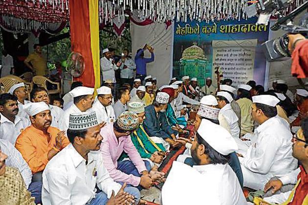 The warkari group from Sangamwadi sing bhajans at the Shadul baba dhargah before the iftar namaz on Wednesday.(RAHUL RAUT/HT PHOTO) The warkari group from Sangamwadi sing bhajans at the Shadul baba dhargah before the iftar namaz on Wednesday.(RAHUL RAUT/HT PHOTO)