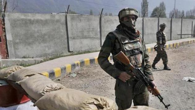 Indian Army soldiers stand guard near a check post outside Badami Bagh cantonment in Srinagar.(Waseem Andrabi/HT File Photo)