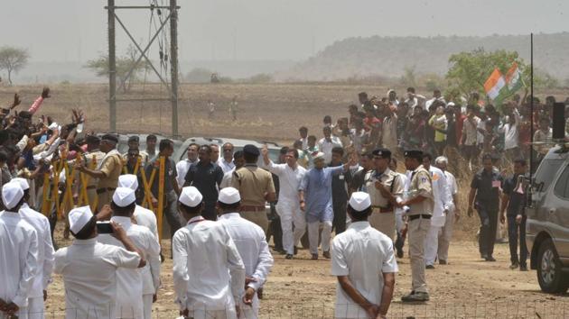 Congress leaders Rahul Gandhi and Jyotiraditya Scindia meet with people during their party’s farmers rally in Pipliya Mandi in Mandsaur district on June 06, 2018. (Mujeeb Faruqui/HT Photo) Congress leaders Rahul Gandhi and Jyotiraditya Scindia meet with people during their party’s farmers rally in Pipliya Mandi in Mandsaur district on June 06, 2018. (Mujeeb Faruqui/HT Photo)