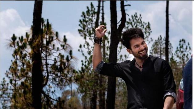 Shahid Kapoor is super elated to be on Batti Gul Meter Chalu sets, see pic  | Bollywood - Hindustan Times