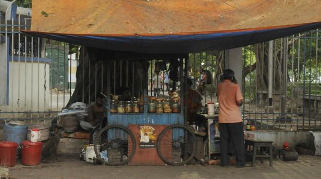 A food vendor on Southern Avenue in Kolkata on Wednesday.(Samir Jana/HT PHOTO) A food vendor on Southern Avenue in Kolkata on Wednesday.(Samir Jana/HT PHOTO)