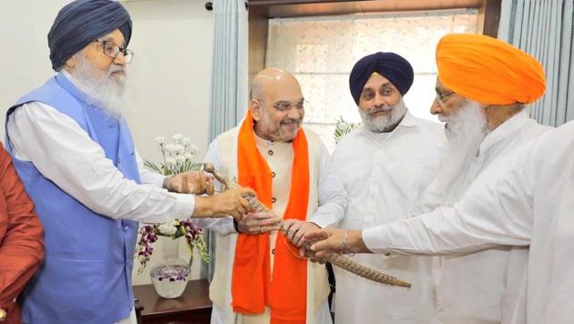 BJP president Amit Shat met Shiromani Akali Dal patriarch Parkash Singh Badal and SAD chief Sukhbir Singh Badal at their residence in Chandigarh on Thursday.(Twitter/@AmitShah)