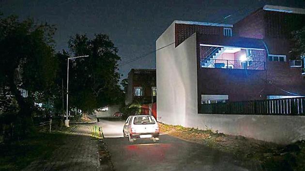 A non-functional streetlight near Government Model High School in Sector 27C in Chandigarh. Around 4,000 streetlights are not working in the city.(HT photo)